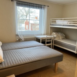 Helles Schlafzimmer im schwedischen Freizeitheim Hälleberga für Jugendgruppen.