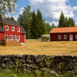 Haus Hälleberga in Schweden mit großem Außengelände für aktive Jugendgruppen.