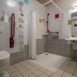 Badezimmer im barrierefreien Gruppenhaus Mechelsbos für Menschen mit einer geistiger Behinderung und Personen im Rollstuhl